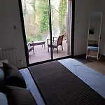 Le Domaine De Legends Bed & Breakfast Wail