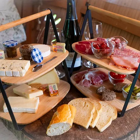 Le Domaine De - Legends לינה וארוחת בוקר